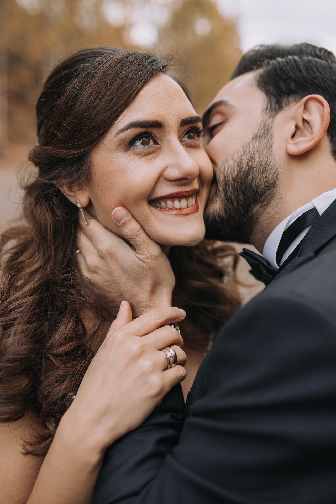 парень целует девушку