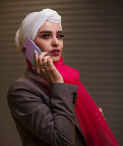 девушка с телефоном