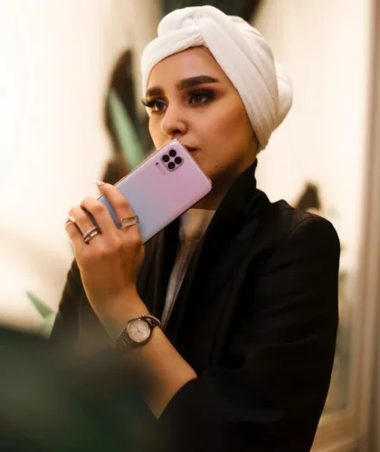 девушка с телефоном