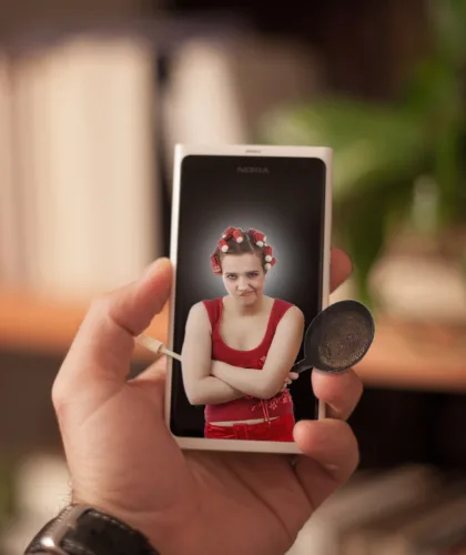 недовольная жена в телефоне