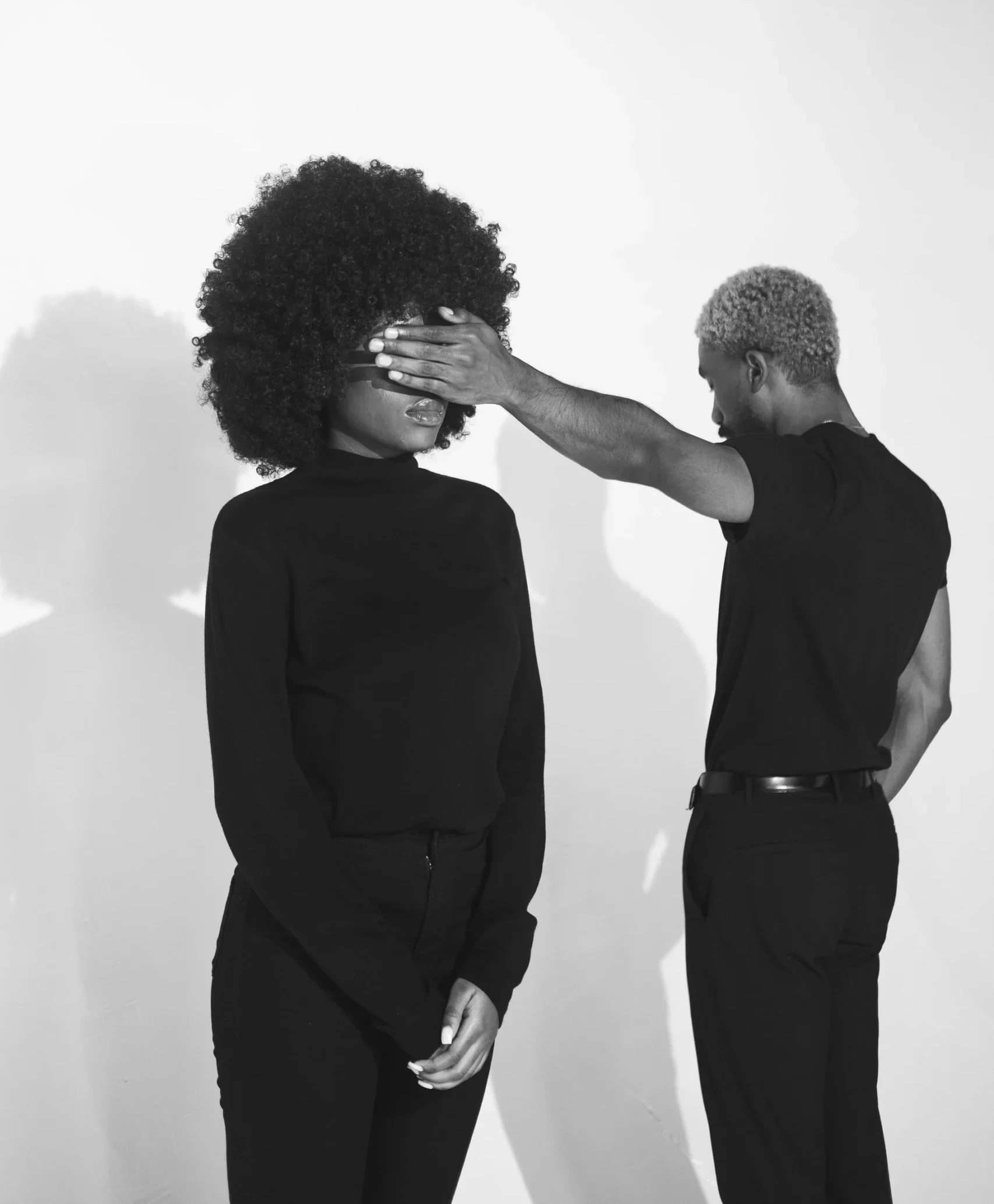 парень закрывает девушке глаза