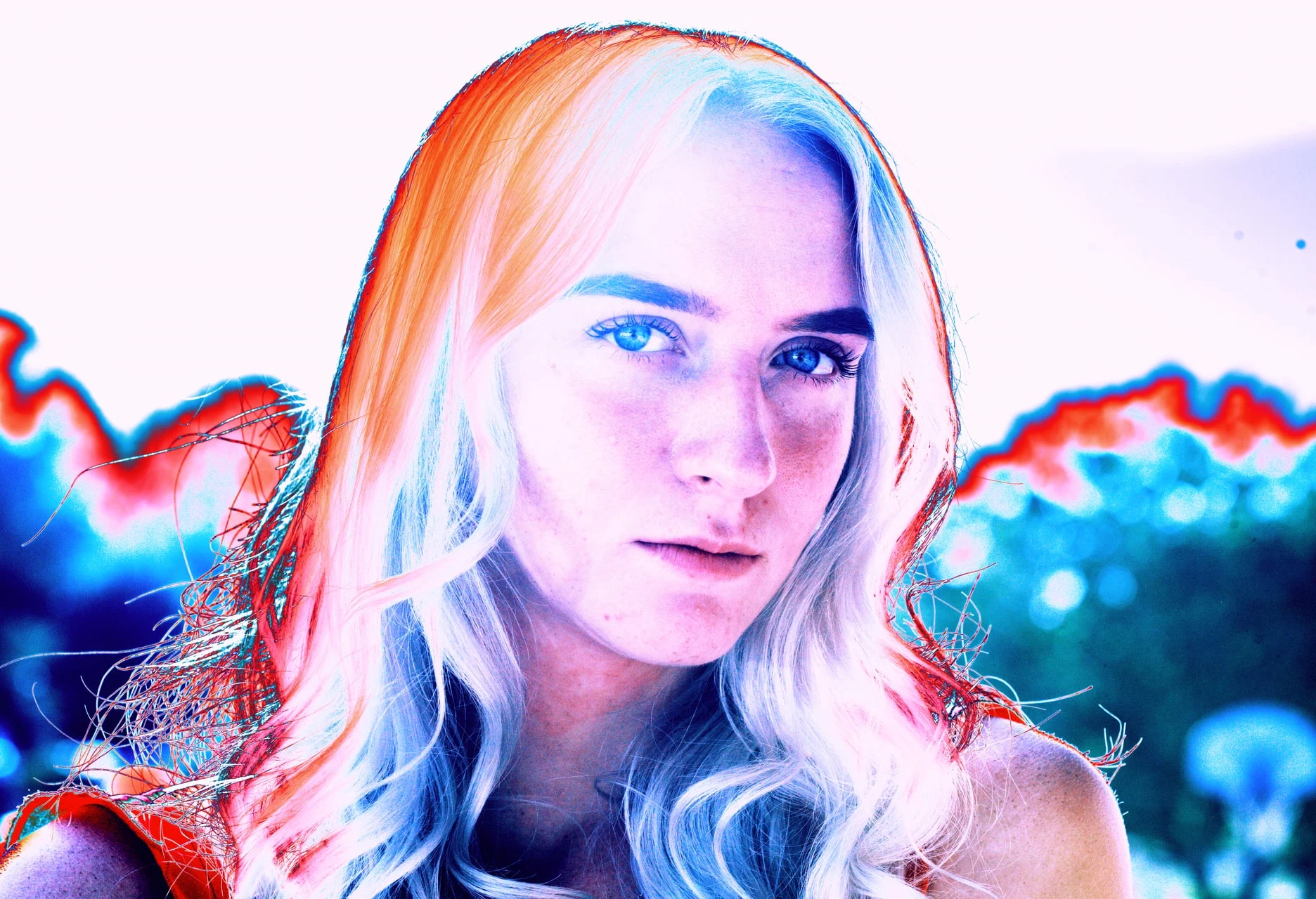 девушка с цветными волосами