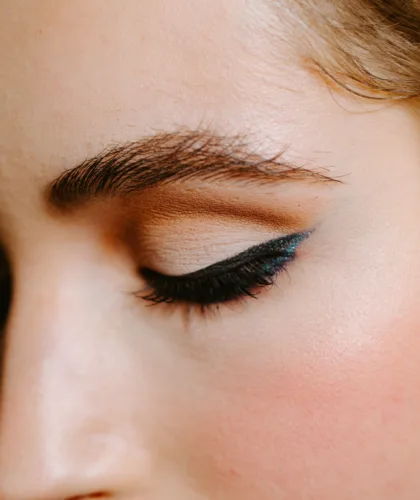 густая бровь девушки