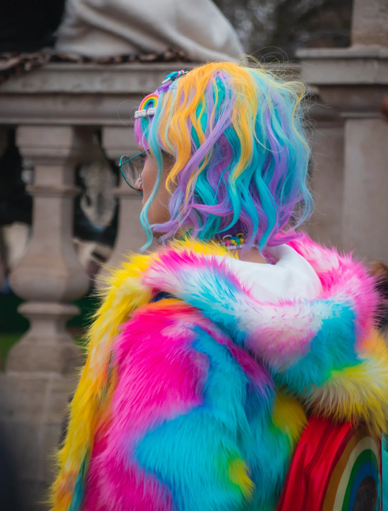 девушка с цветными волосами